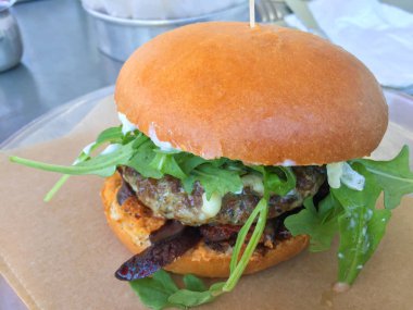 Restoranda turşu ile hamburger