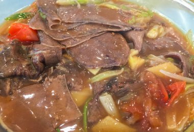 Sebze ile haşlanmış sığır dili