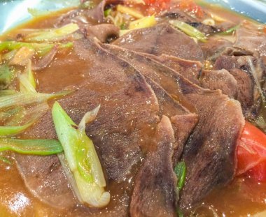 Sebze ile haşlanmış sığır dili