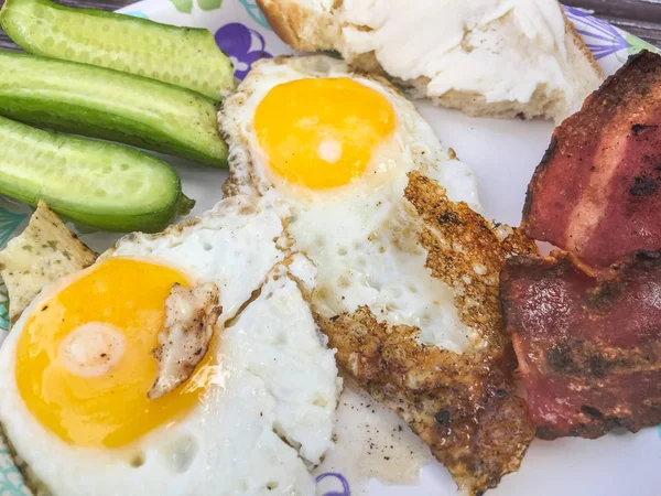 Sahanda yumurta ve domuz pastırması ile plaka — Stok fotoğraf