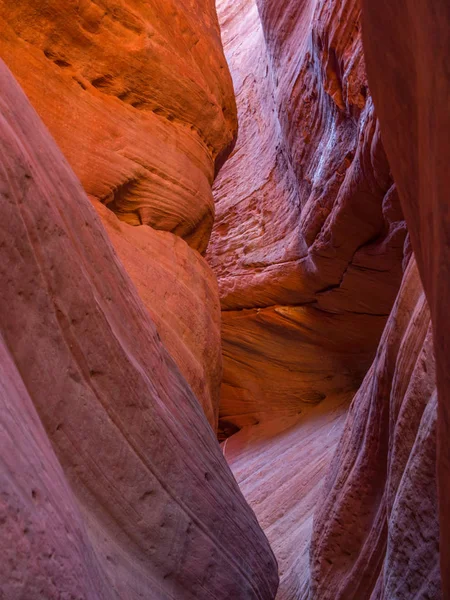 Красный слот-каньон — стоковое фото