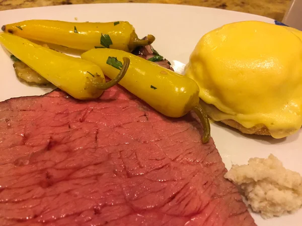 Biberli biftek, patates püresi ve haşlanmış yumurta. Closeup — Stok fotoğraf
