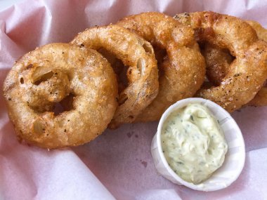 Kızarmış soğan halkaları.