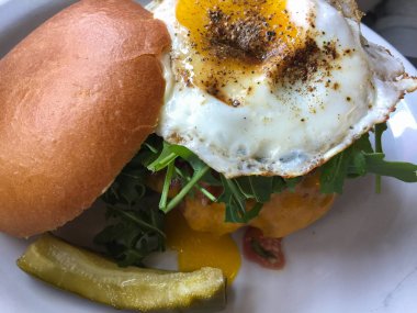 Restoranda hamburger