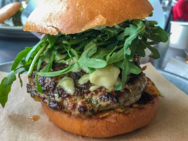 Restoranda hamburger