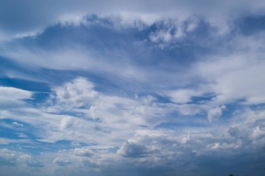Mavi gökyüzü, güzel bulutlar, açık bir gün