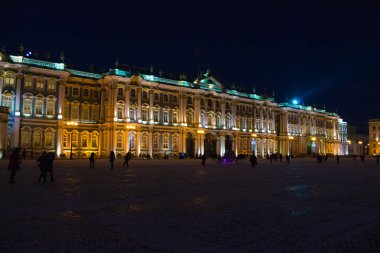 Saint Petersburg 'daki Palace Meydanı' nda gece manzarası