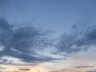 Akşamları bulutlu dramatik mavi gökyüzü