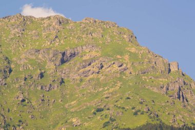 Dağlı ve yeşil yamaçlı dağ manzarası