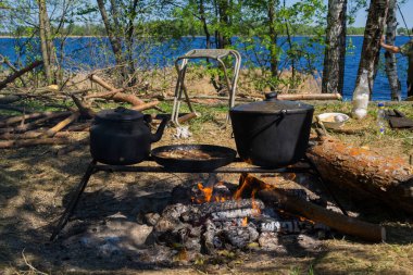 Çaydanlık ve demlik gün boyunca yanan bir ateşte