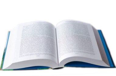 İzole edilmiş beyaz arkaplan üzerine kitabı aç