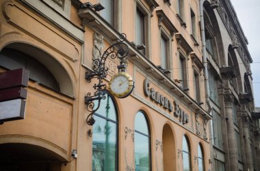 Rusya 'daki bir şehrin klasik saati.