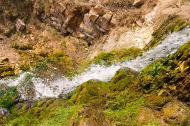 Dağlarda şelale, yosun ve taş dağ nehri