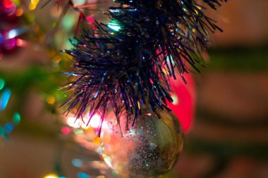 Noel ağacı ve ışıklı süslemeler