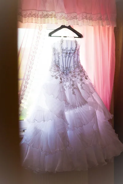 Svatební Šaty Ramínku Okna — Stock fotografie