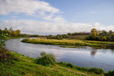 Güneşli bir günde mavi gökyüzü ve nehir manzarası