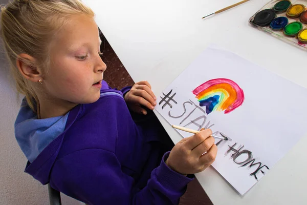 Menina Desenha Arco Íris Esperança Com Palavras Ficar Casa — Fotografia de Stock