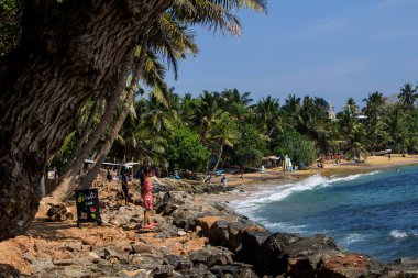 Mirissa 'da rüzgarlı bir gün. Okyanus manzarası ve Papağan Kayası