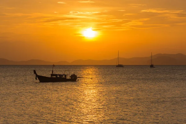 Tekne ve güneş ışığı