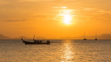 Tekne ve güneş ışığı