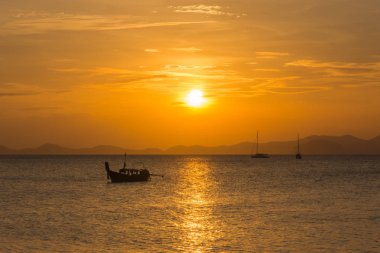 Tekne ve güneş ışığı