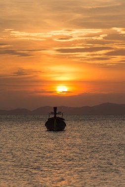 Tekne ve güneş ışığı