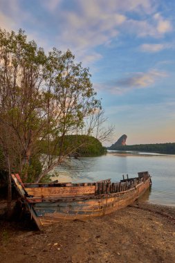 Krabi Nehri kıyısında harap olmuş bir tekne..