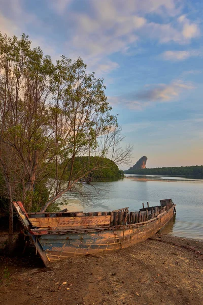 Barco Naufragado Orillas Del Río Krabi — Foto de Stock