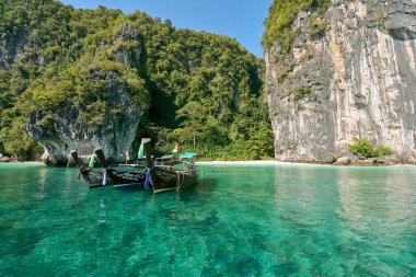 Hong Adası, Tayland, Krabi 'deki doğal ve ünlü eğlence merkezi..
