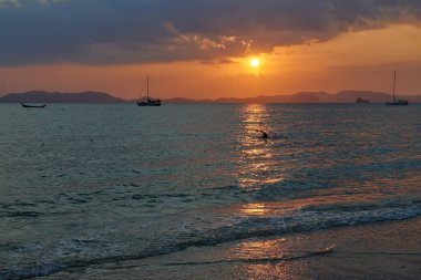 1 Mart 2020, Tayland 'ın Khlong Muang Sahili' nde gün batımı manzarası..