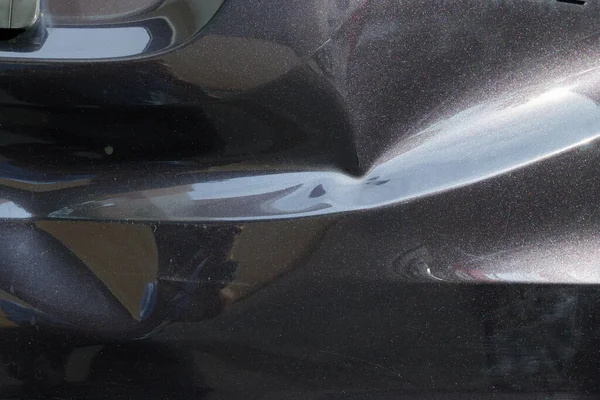 一辆黑色轿车的车体凹痕需要修理 — 图库照片
