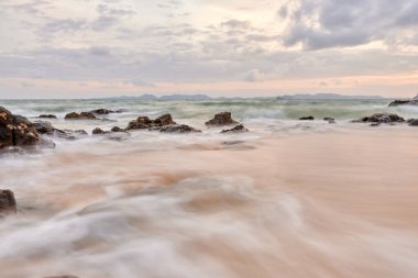 Sahile yakın dalgalı bir deniz..