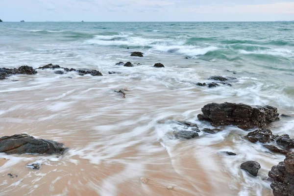 Mar Ondulado Con Rocas Cerca Una Playa — Foto de Stock