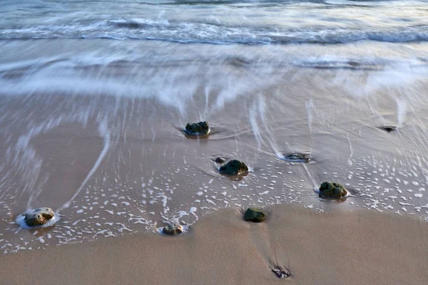 Una Vista Noche Mar Tranquilo Con Rocas Una Playa — Foto de Stock