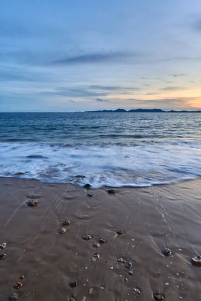 Sahilde kayaların olduğu sakin bir denizin akşam manzarası..