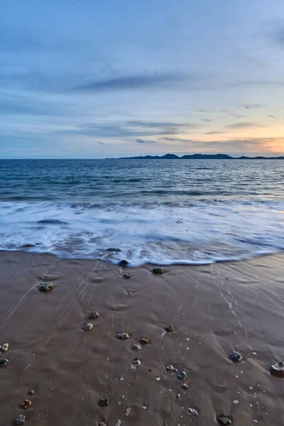 Sahilde kayaların olduğu sakin bir denizin akşam manzarası..