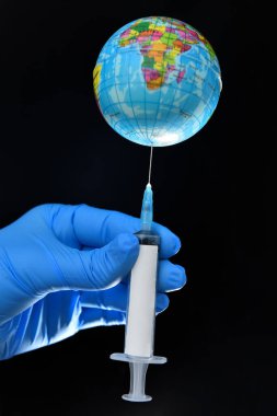 Coronavirus 2019-nCoV COVID konsepti. Coronavirus Covid-19 aşı araştırması. Koronavirüs tarafından enfekte edilen dünya, dünya kendisini covid-19 'a karşı savunur, bu gezegen covid-19 tarafından karantinaya alınmıştır..