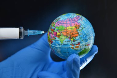 Coronavirus 2019-nCoV COVID konsepti. Coronavirus Covid-19 aşı araştırması. Koronavirüs tarafından enfekte edilen dünya, dünya kendisini covid-19 'a karşı savunur, bu gezegen covid-19 tarafından karantinaya alınmıştır..