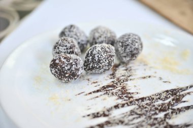 Hindistan cevizli kahveli kek. Kahve tatlısı. Kahveli tatlı..