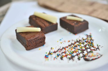 Beyaz çikolatalı browni. Kahve tatlısı. Kahveli tatlı..