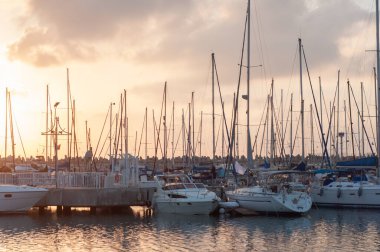 Yatlar ve muhteşem günbatımı. Günbatımı arka planında yatlar.