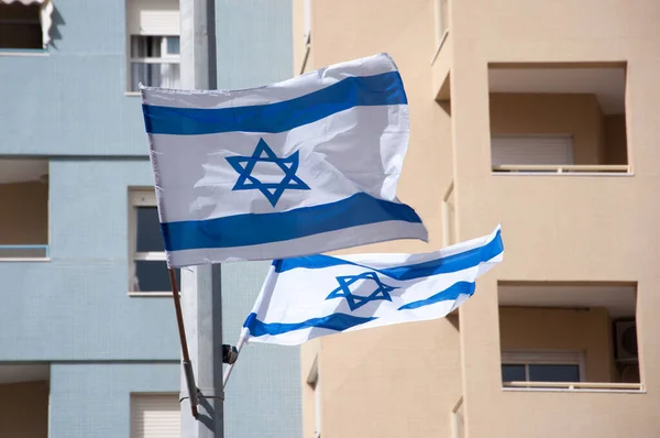 Bandeira de Israel em um fundo de casas . — Fotografia de Stock