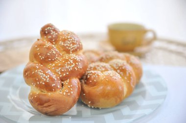 Challah ya da Hala geleneksel bir yahudi tatlı Şabat ekmeği, ekmek dilimleme tahtasında taze ekmek. Kahvaltıda Brioche ekmeği. Paskalya, ev yapımı.