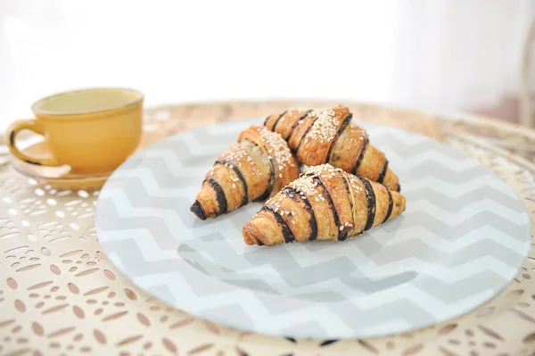 Croissant Met Chocolade Koffie Desserts Een Bladerdeeg Met Amandelen Heerlijk — Stockfoto