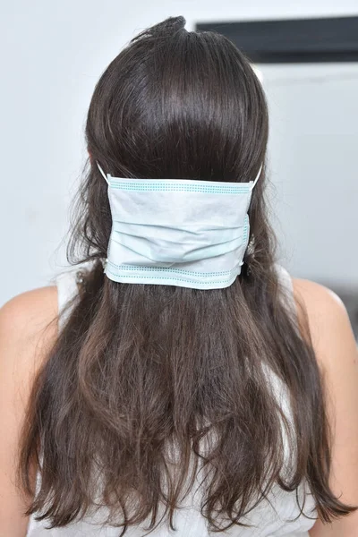 의료용 마스크에 농담도 여성의아름다움 마스크를 만들어 소녀는 근처에서 머리에 가면을쓰고 로열티 프리 스톡 사진