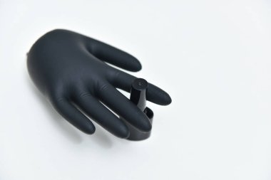 Jel cilasıyla siyah eldiven. Coronavirus konsepti. Yalnız siyah eldivenli manikür jölesi..