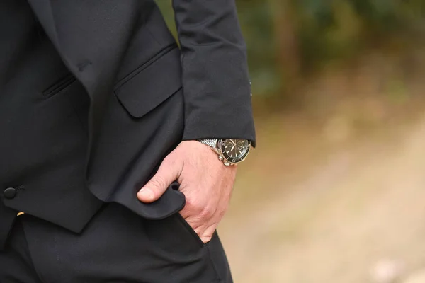 클로즈업하고 드레싱하고 스타일에 남자를 손목시계로 잘생긴 남자들의 버튼을 손으로 스타일 로열티 프리 스톡 이미지