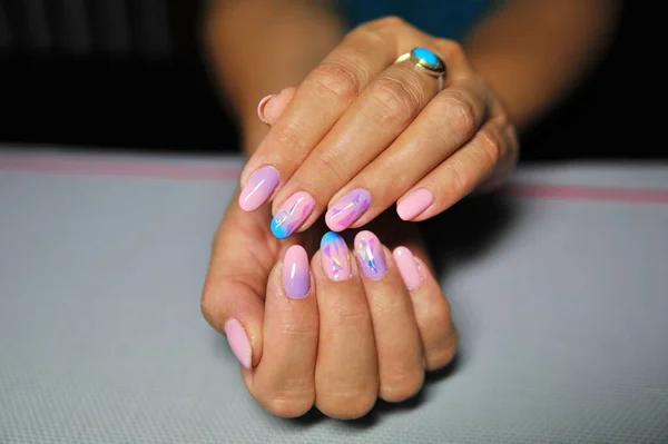 Unhas Mulher Bonita Com Belas Manicuras — Fotografia de Stock