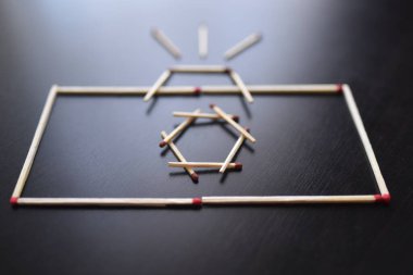 Siyah bir ağaçtaki kibritten alınan kamera. Kibrit kavramları, fotoğraf makinesi.