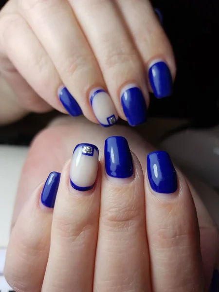 Piękne Kobiece Paznokcie Pięknymi Manicure — Zdjęcie stockowe